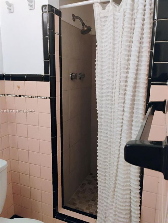 For Rent: $1,400 (1 beds, 1 baths, 324 Square Feet)