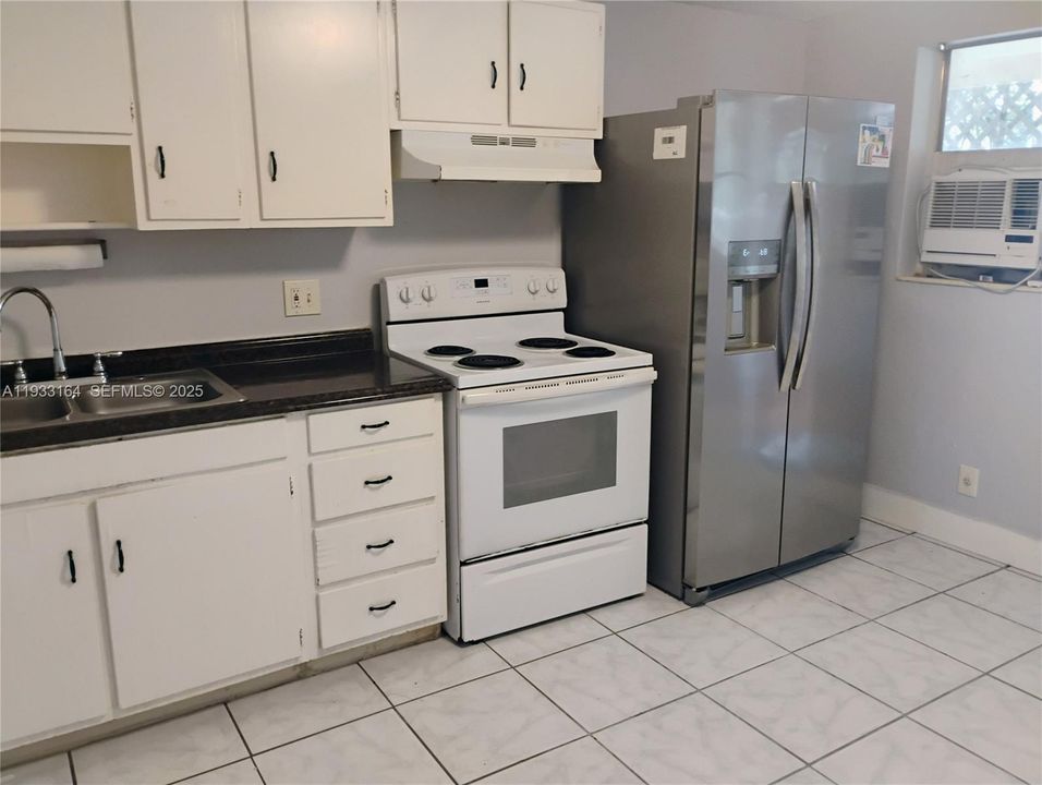 For Rent: $1,400 (1 beds, 1 baths, 324 Square Feet)