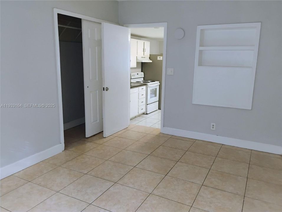 For Rent: $1,400 (1 beds, 1 baths, 324 Square Feet)