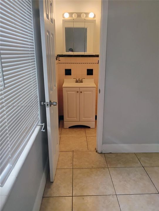 For Rent: $1,400 (1 beds, 1 baths, 324 Square Feet)