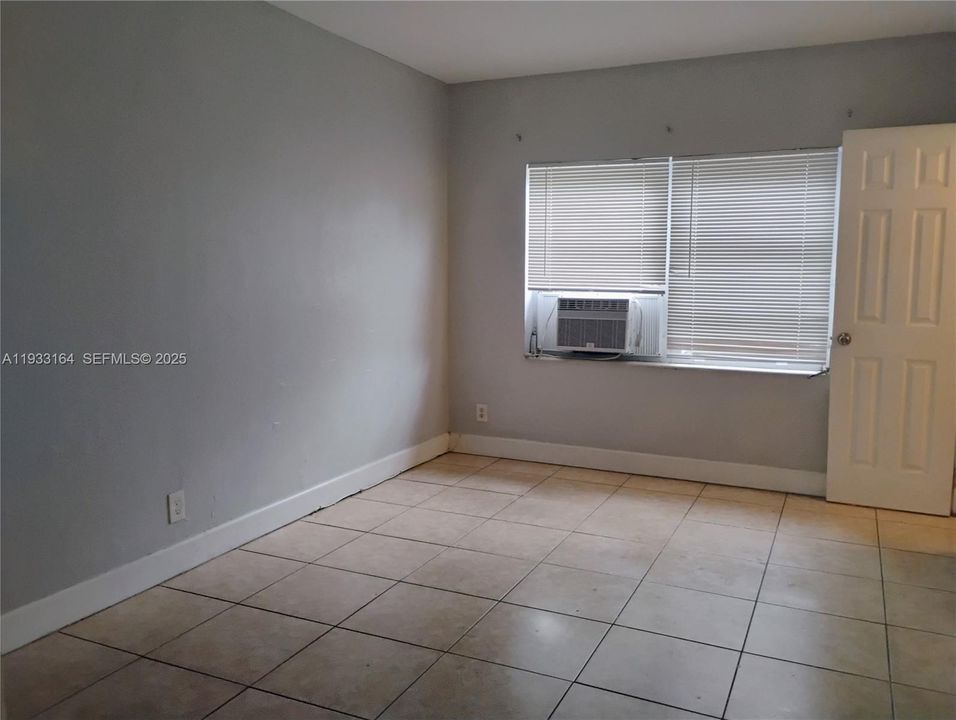 For Rent: $1,400 (1 beds, 1 baths, 324 Square Feet)