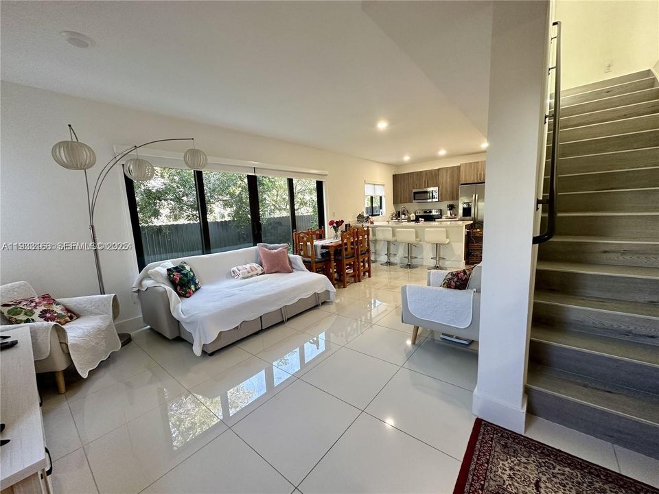 En Venta: $579,000 (5 camas, 4 baños, 1902 Pies cuadrados)