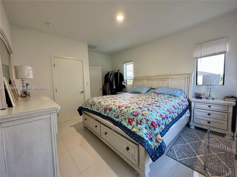 En Venta: $579,000 (5 camas, 4 baños, 1902 Pies cuadrados)