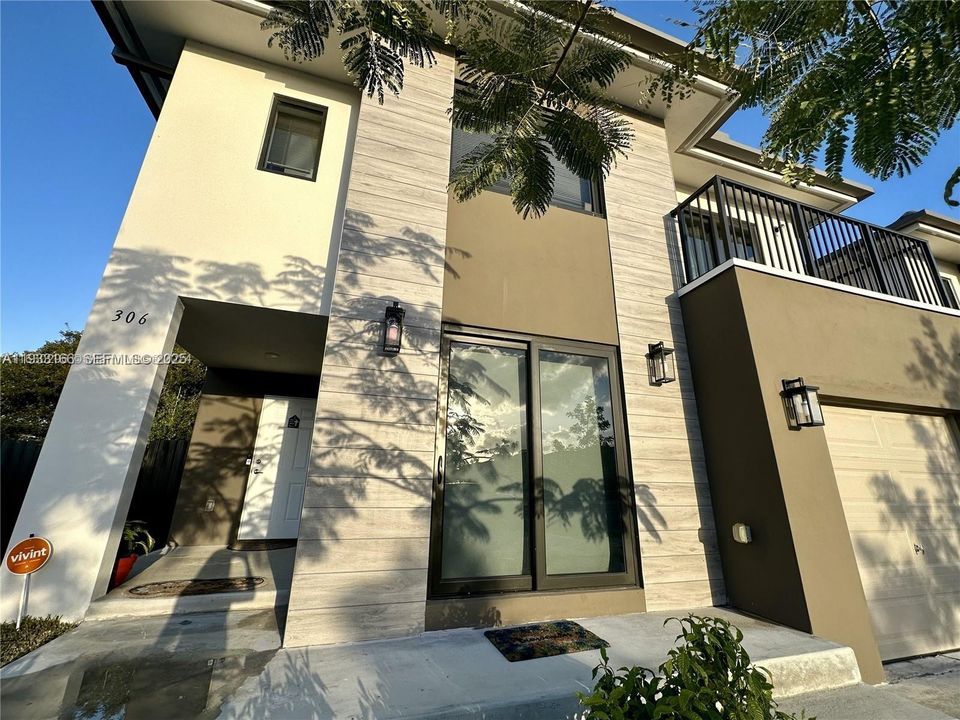 En Venta: $579,000 (5 camas, 4 baños, 1902 Pies cuadrados)