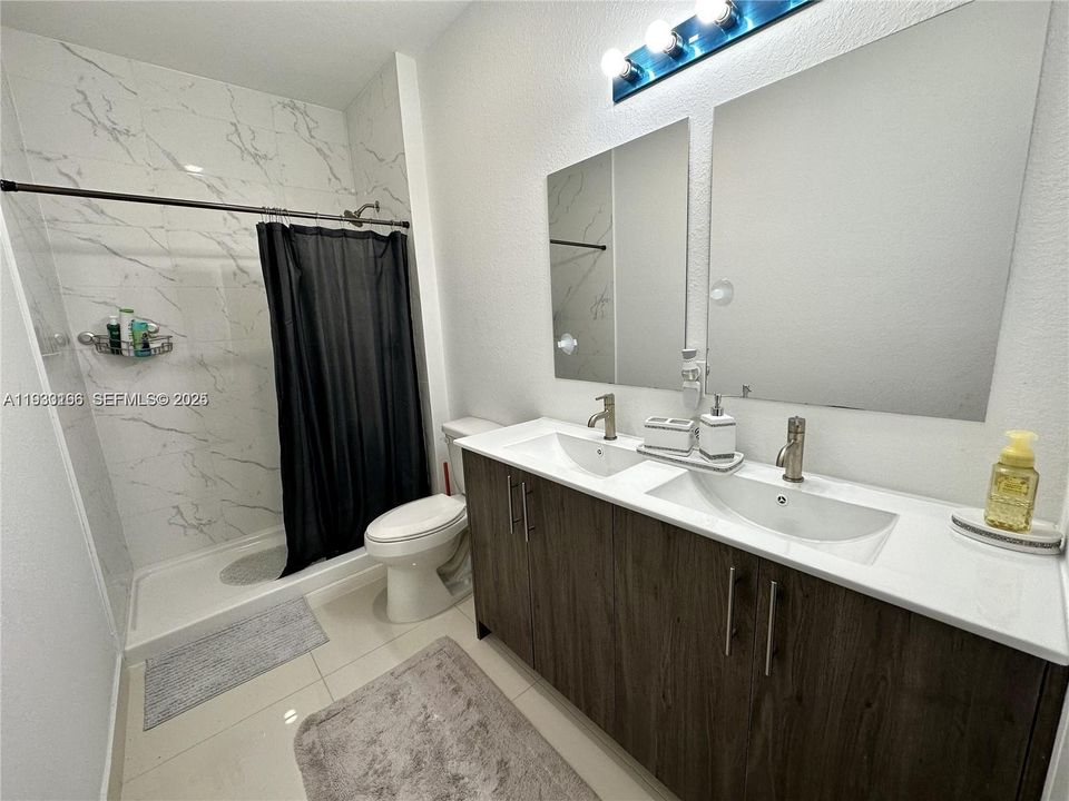 En Venta: $579,000 (5 camas, 4 baños, 1902 Pies cuadrados)