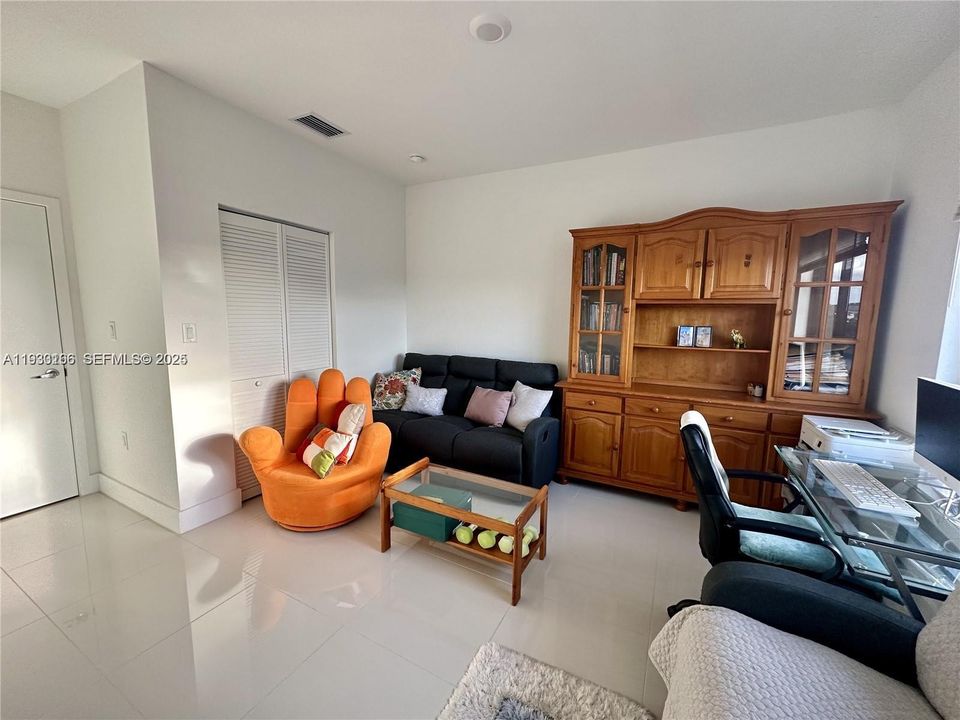 En Venta: $579,000 (5 camas, 4 baños, 1902 Pies cuadrados)