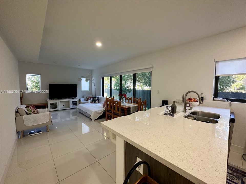 En Venta: $579,000 (5 camas, 4 baños, 1902 Pies cuadrados)