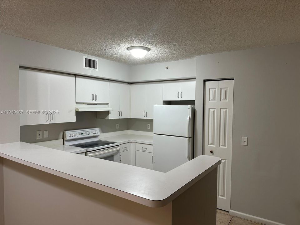 For Rent: $2,200 (2 beds, 2 baths, 966 Square Feet)