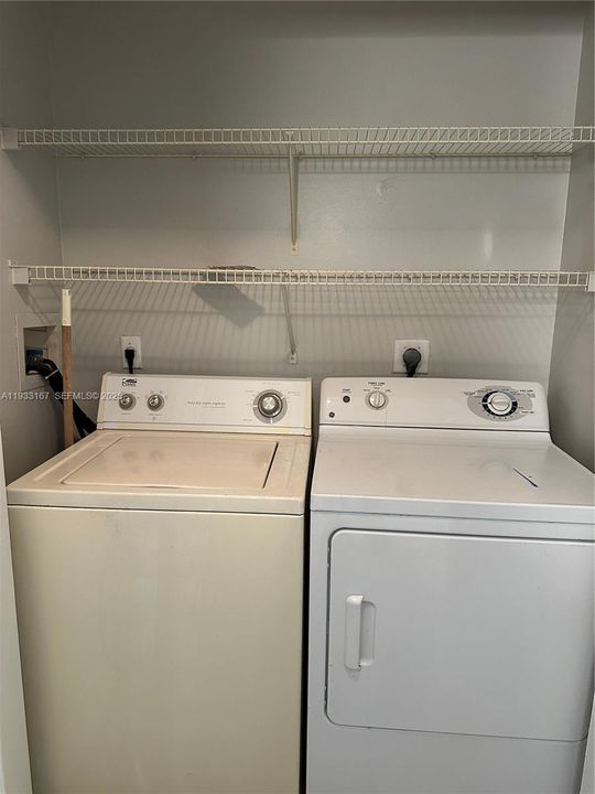 For Rent: $2,200 (2 beds, 2 baths, 966 Square Feet)