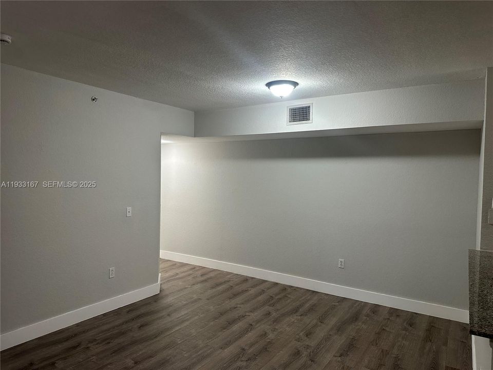 For Rent: $2,200 (2 beds, 2 baths, 966 Square Feet)