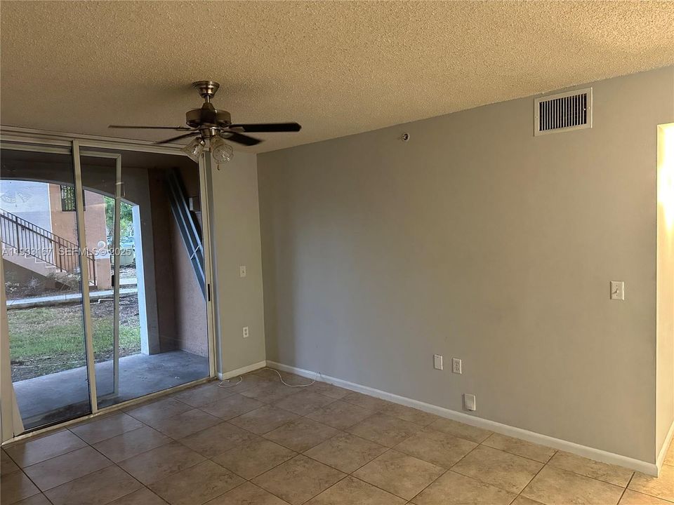 For Rent: $2,200 (2 beds, 2 baths, 966 Square Feet)