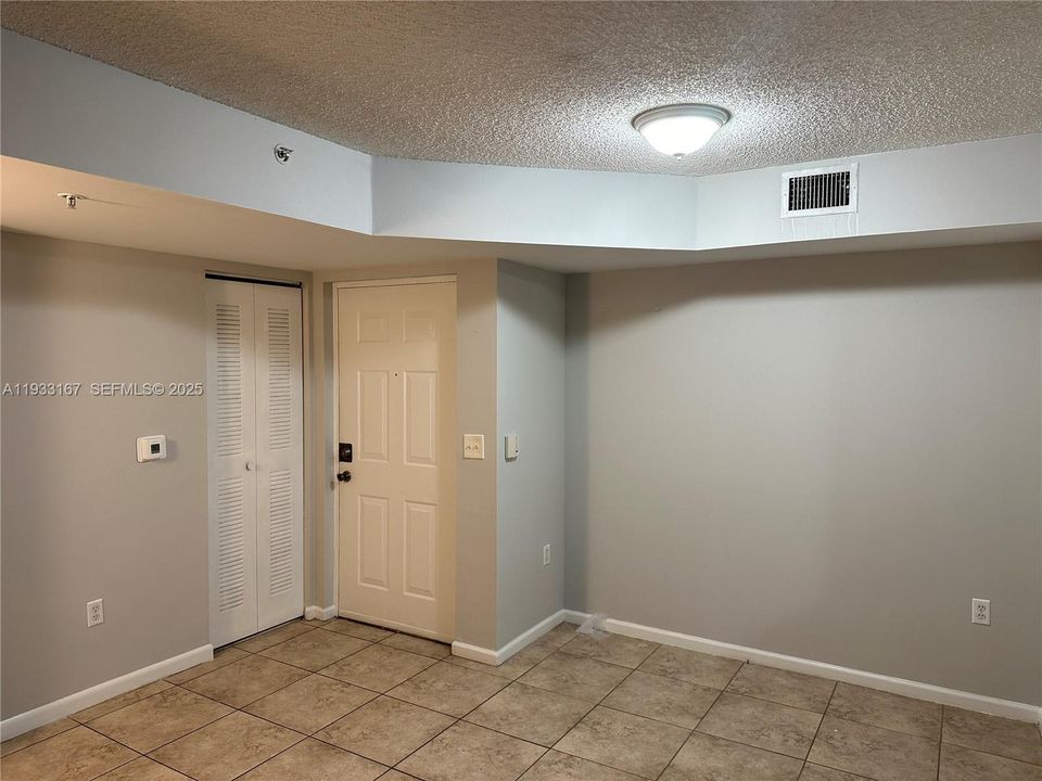 For Rent: $2,200 (2 beds, 2 baths, 966 Square Feet)