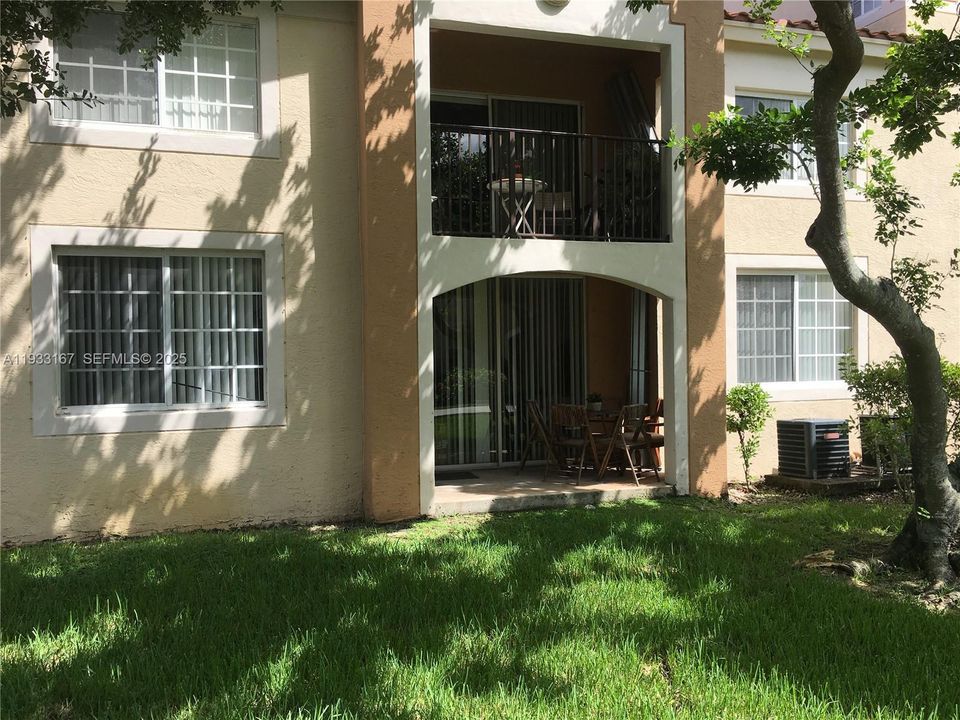 For Rent: $2,200 (2 beds, 2 baths, 966 Square Feet)
