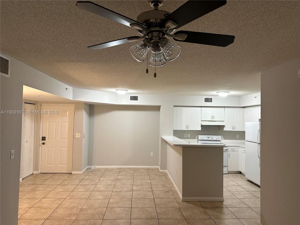 For Rent: $2,200 (2 beds, 2 baths, 966 Square Feet)