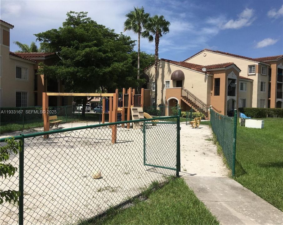 For Rent: $2,200 (2 beds, 2 baths, 966 Square Feet)