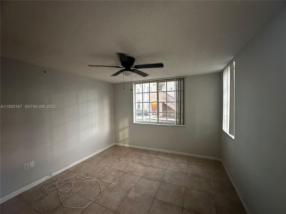 For Rent: $2,200 (2 beds, 2 baths, 966 Square Feet)