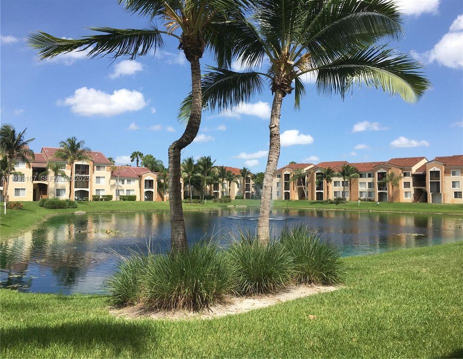 For Rent: $2,200 (2 beds, 2 baths, 966 Square Feet)