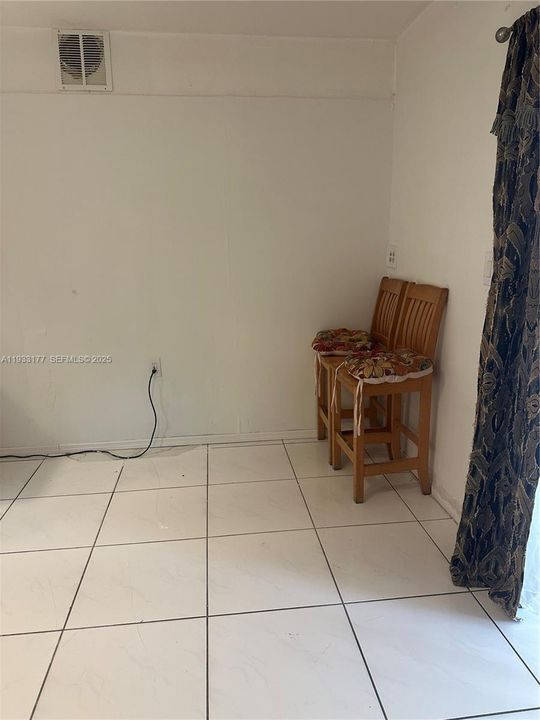 For Rent: $1,350 (1 beds, 1 baths, 2197 Square Feet)