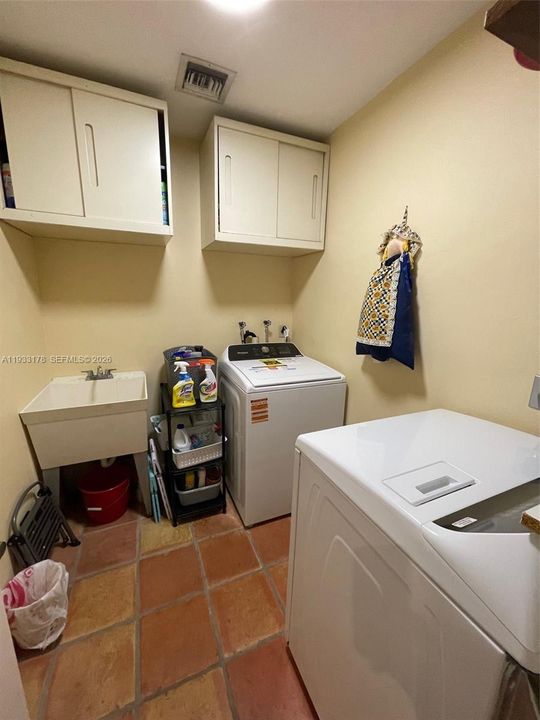 For Sale: $1,219,000 (4 beds, 2 baths, 2596 Square Feet)