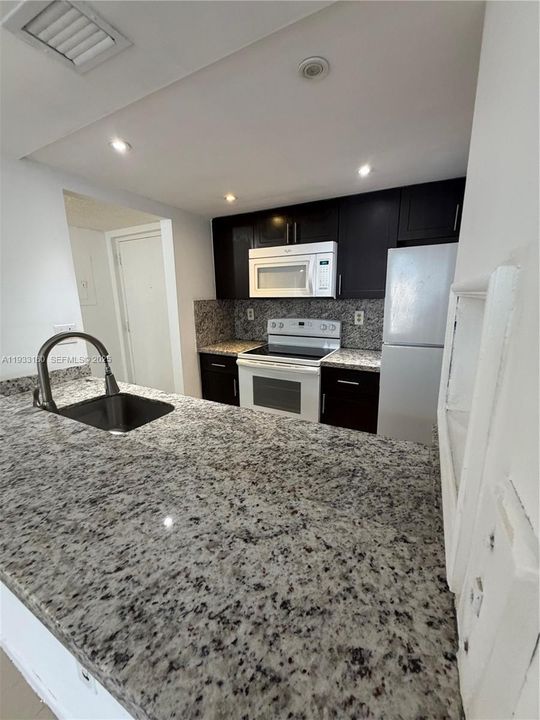 For Sale: $259,900 (2 beds, 2 baths, 925 Square Feet)