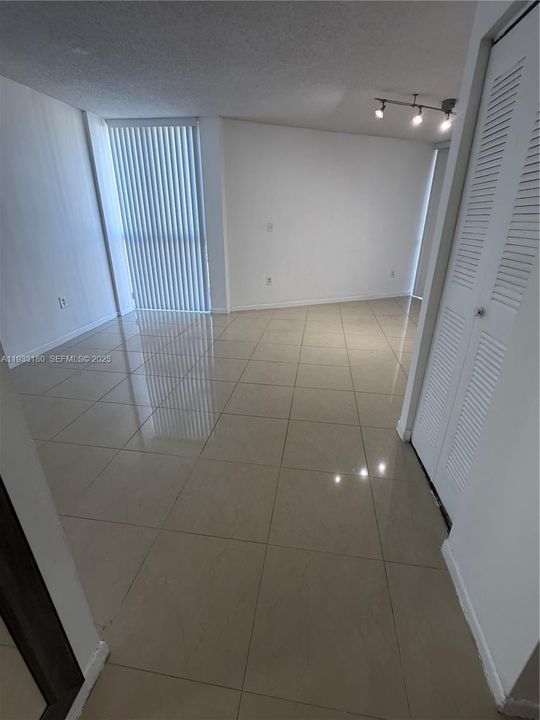 For Sale: $259,900 (2 beds, 2 baths, 925 Square Feet)