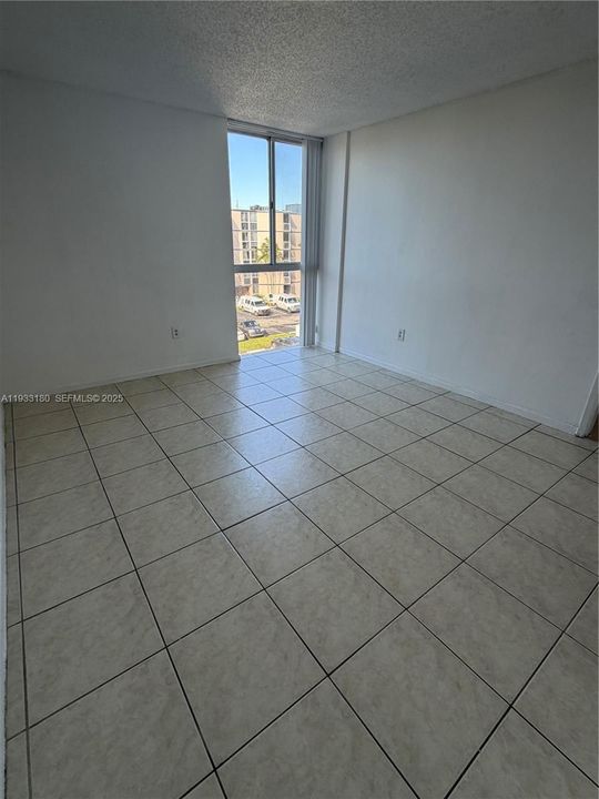 For Sale: $259,900 (2 beds, 2 baths, 925 Square Feet)