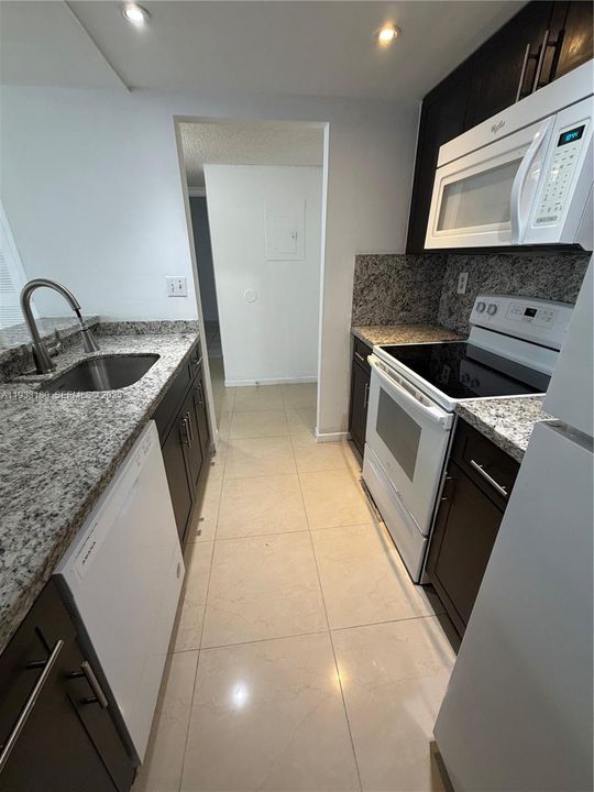 For Sale: $259,900 (2 beds, 2 baths, 925 Square Feet)