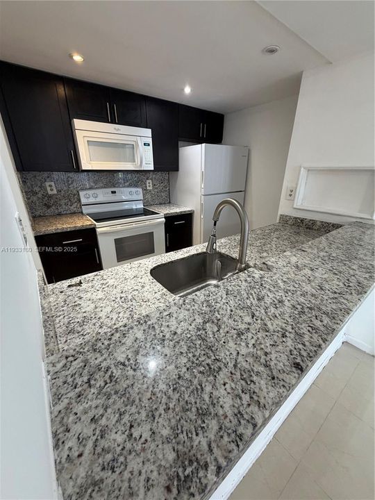 For Sale: $259,900 (2 beds, 2 baths, 925 Square Feet)