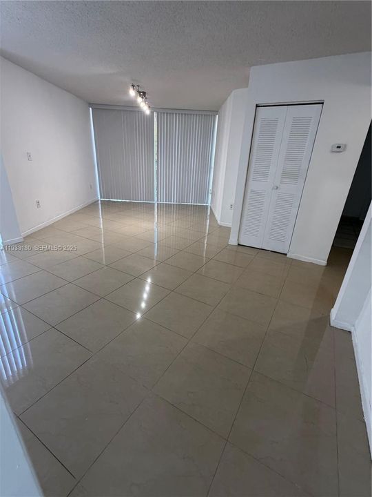 For Sale: $259,900 (2 beds, 2 baths, 925 Square Feet)