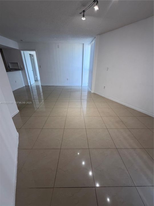 For Sale: $259,900 (2 beds, 2 baths, 925 Square Feet)