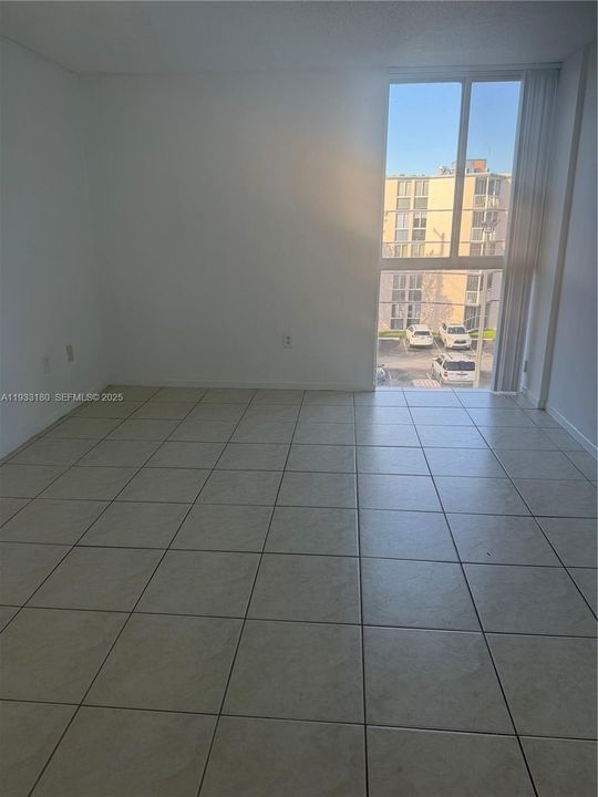 For Sale: $259,900 (2 beds, 2 baths, 925 Square Feet)