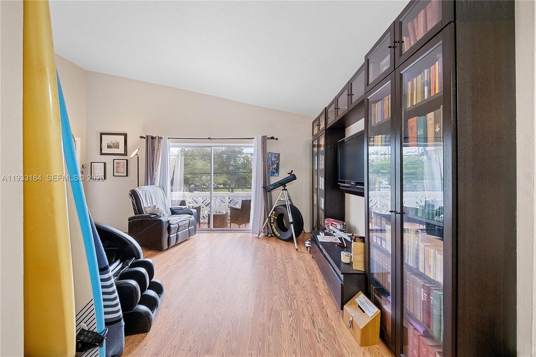 待售: $235,000 (1 贝兹, 1 浴室, 639 平方英尺)