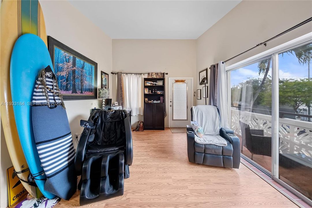 待售: $235,000 (1 贝兹, 1 浴室, 639 平方英尺)