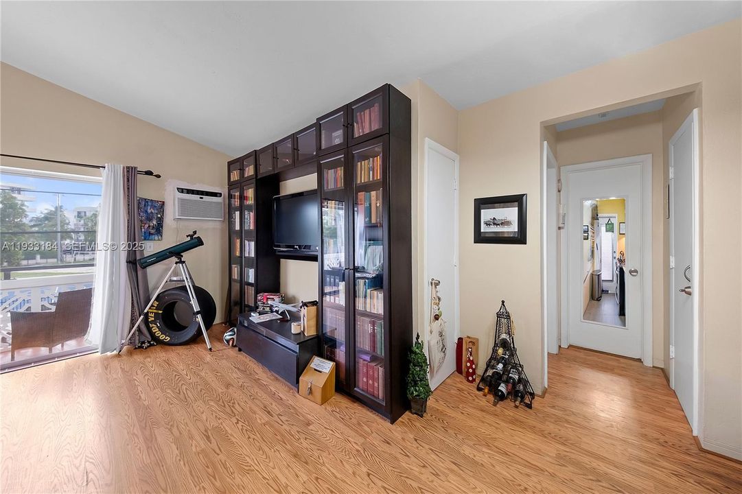 待售: $235,000 (1 贝兹, 1 浴室, 639 平方英尺)