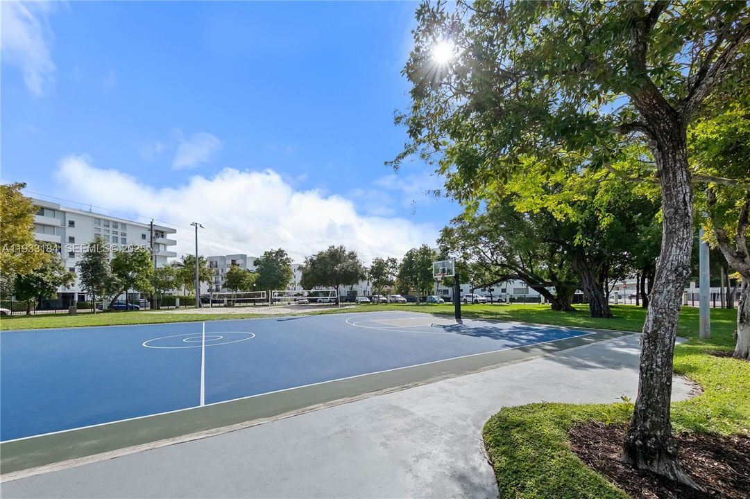 待售: $235,000 (1 贝兹, 1 浴室, 639 平方英尺)