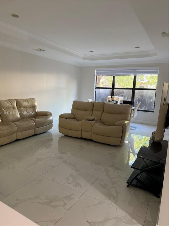 出租: $4,000 (4 贝兹, 2 浴室, 2201 平方英尺)