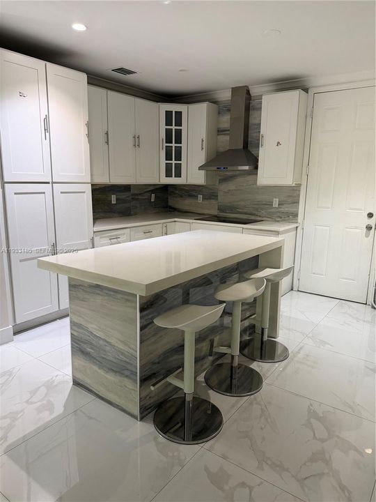 出租: $4,000 (4 贝兹, 2 浴室, 2201 平方英尺)