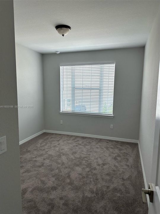 出租: $3,600 (5 贝兹, 3 浴室, 2616 平方英尺)