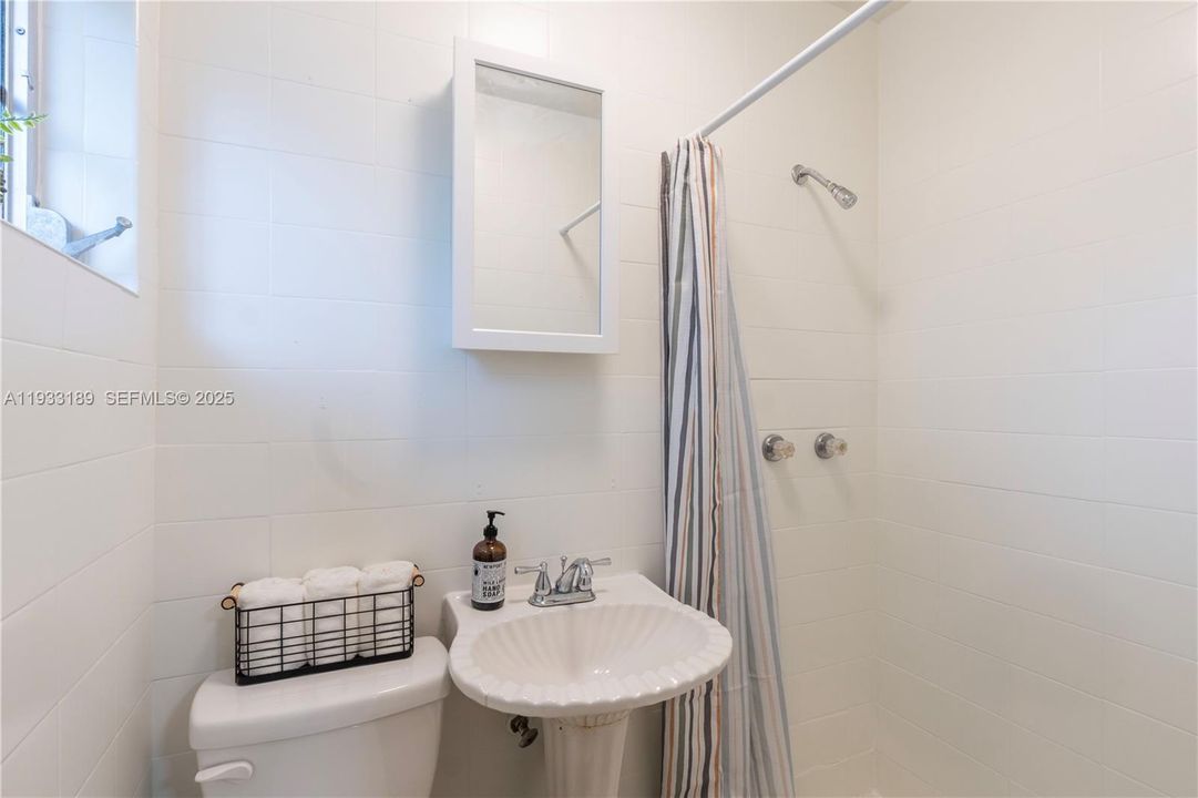 For Sale: $799,000 (3 beds, 2 baths, 1624 Square Feet)