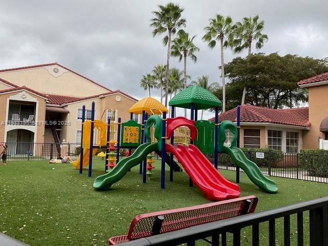 На продажу: $248,000 (1 спален, 1 ванн, 700 Квадратных фут)