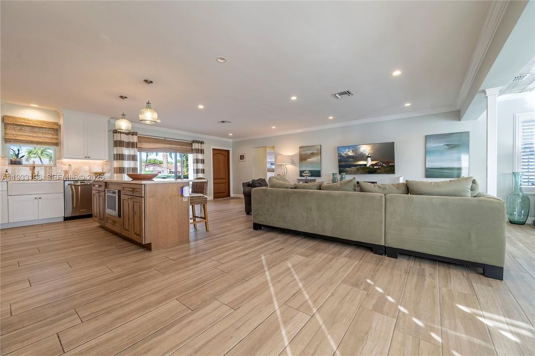 На продажу: $1,250,000 (3 спален, 2 ванн, 1824 Квадратных фут)