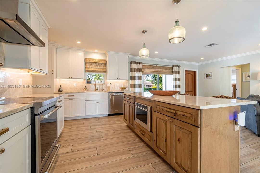 На продажу: $1,250,000 (3 спален, 2 ванн, 1824 Квадратных фут)