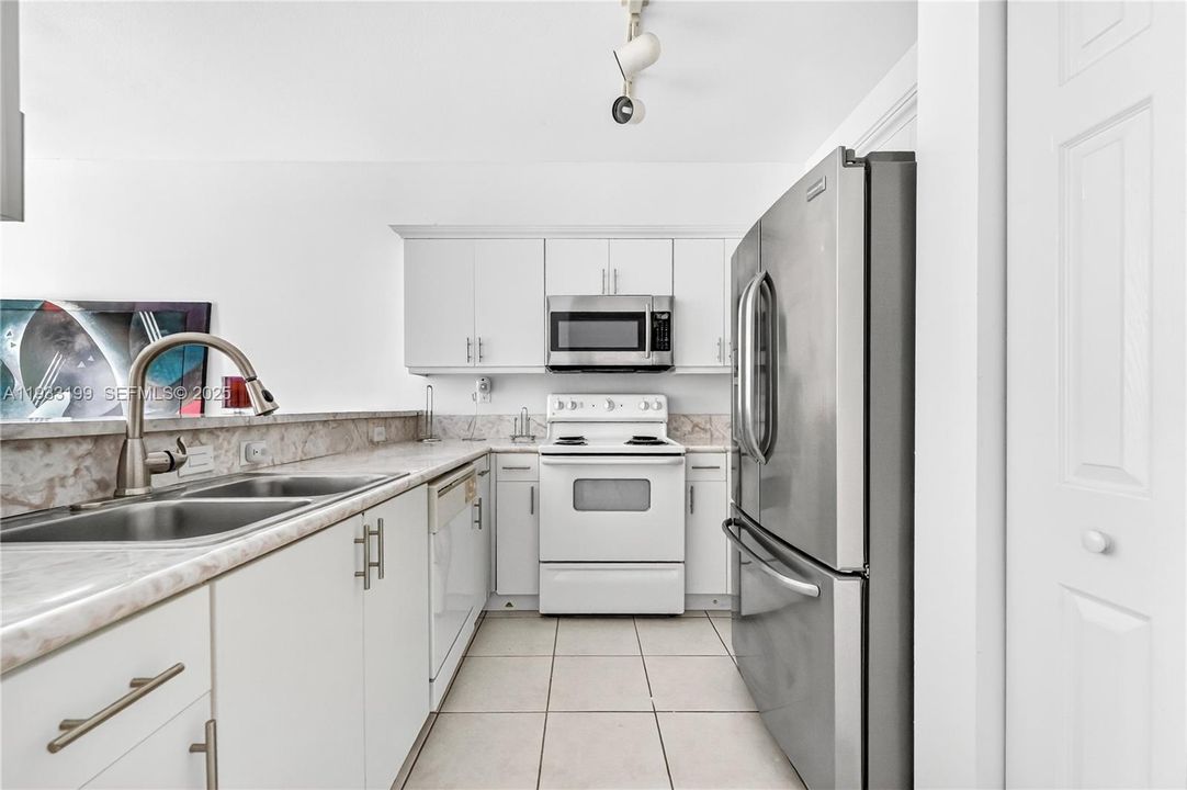 For Rent: $2,750 (4 beds, 3 baths, 1765 Square Feet)