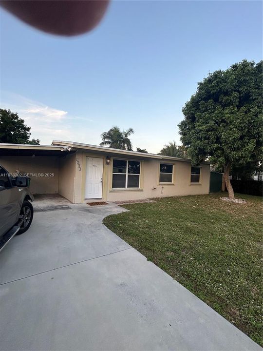 For Rent: $3,200 (3 beds, 1 baths, 900 Square Feet)