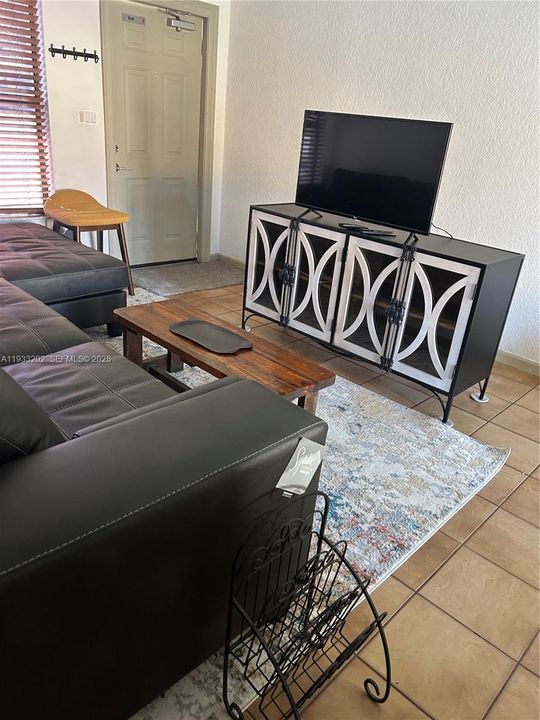 For Rent: $3,200 (3 beds, 1 baths, 900 Square Feet)