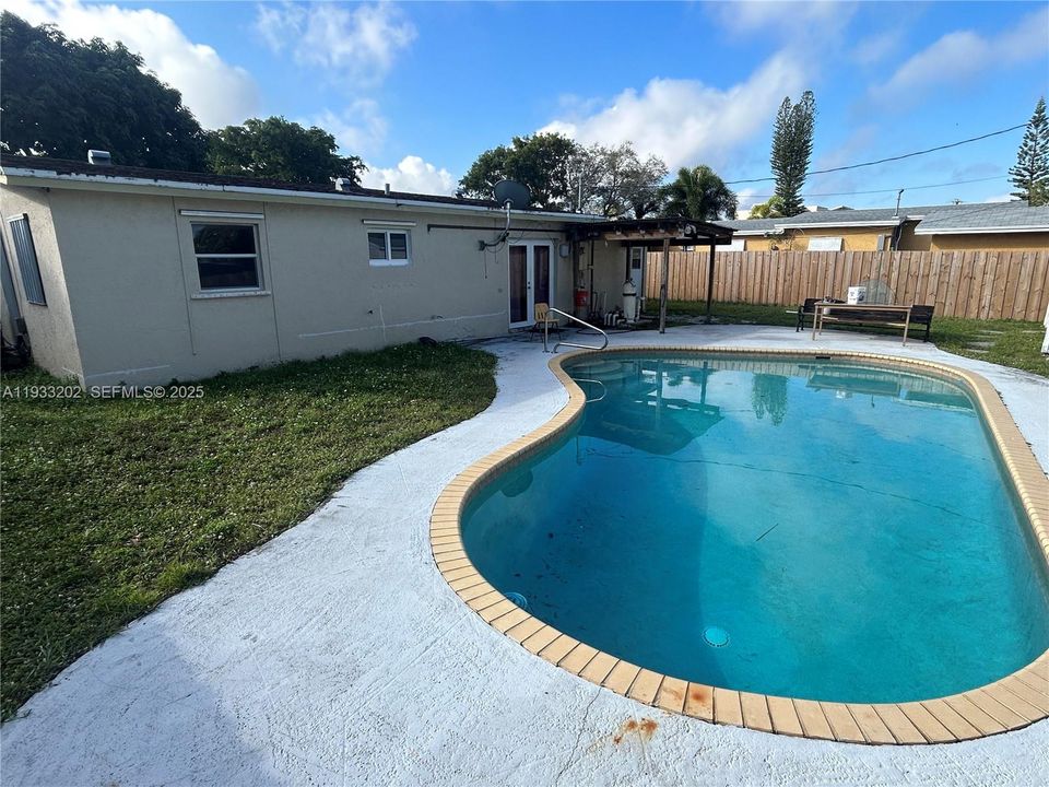 For Rent: $3,200 (3 beds, 1 baths, 900 Square Feet)