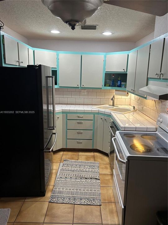 For Rent: $3,200 (3 beds, 1 baths, 900 Square Feet)