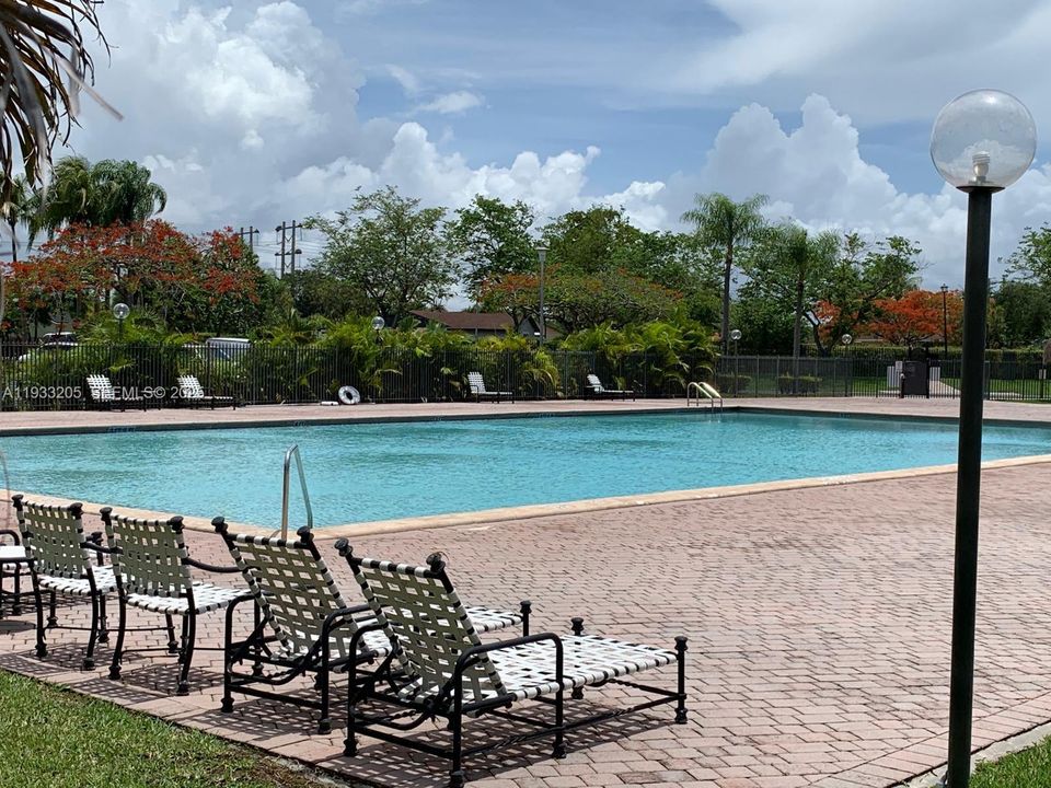 For Sale: $260,000 (2 beds, 2 baths, 965 Square Feet)