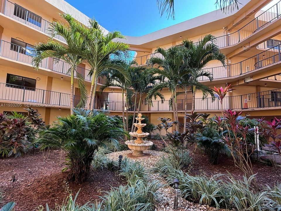 For Sale: $260,000 (2 beds, 2 baths, 965 Square Feet)