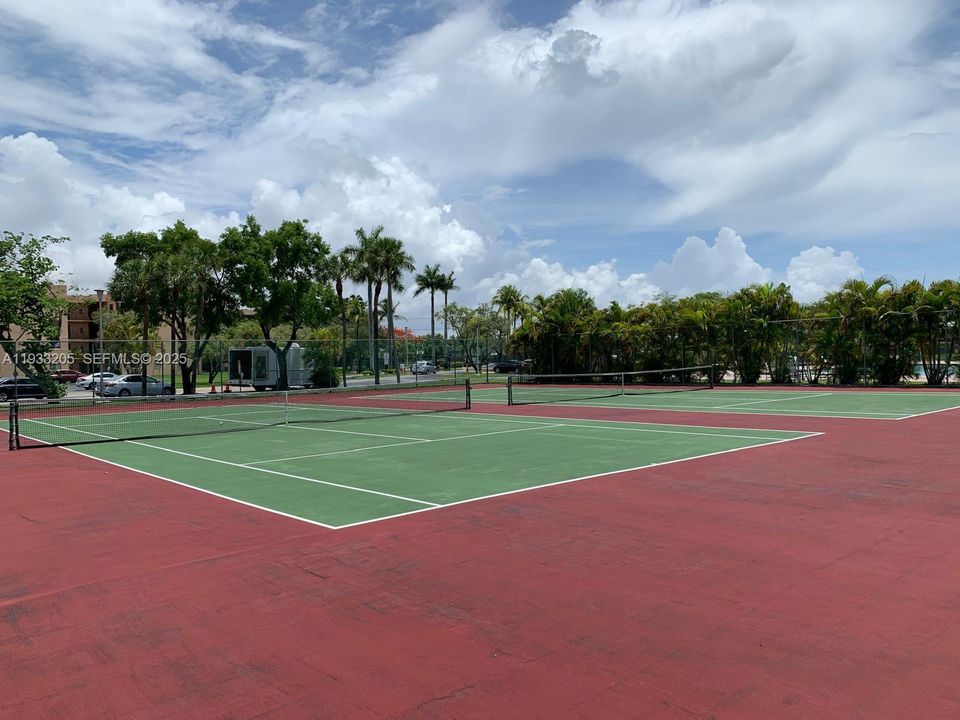 For Sale: $260,000 (2 beds, 2 baths, 965 Square Feet)